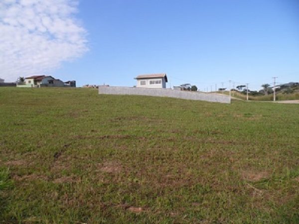 Lote com pequeno aclive de 360m² no Green Village por R$85 mil!