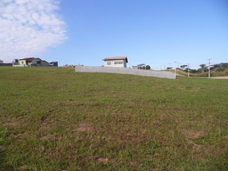 Lote com pequeno aclive de 360m² no Green Village por R$85 mil!
