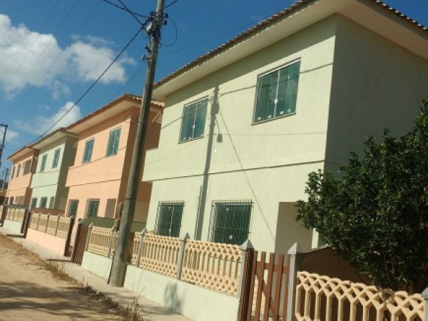 Casa térrea com quintal e garagem coberta não geminada por 115 mil!