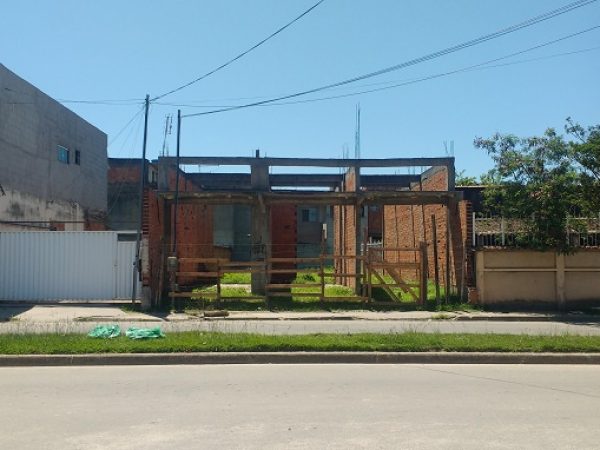 Lote com edificação iniciada para 2 lojas e apt de 3 quartos- Âncora 125 mil