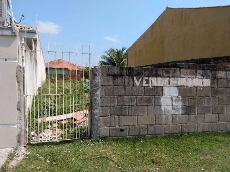 Ótima opção! Terreno plano e murado, bem localizado e com projeto aprovado! Extensão Novo Rio das Ostras.