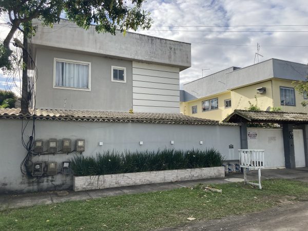 Excelente casa tipo apartamento, térrea, com 2 quartos, garagem coberta, perto da praia e comércio por 155 mil!!!