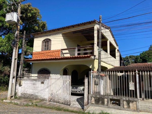 Maravilhosa casa duplex com 3 quartos e suíte, bem pertinho do Centro!! 230  mil