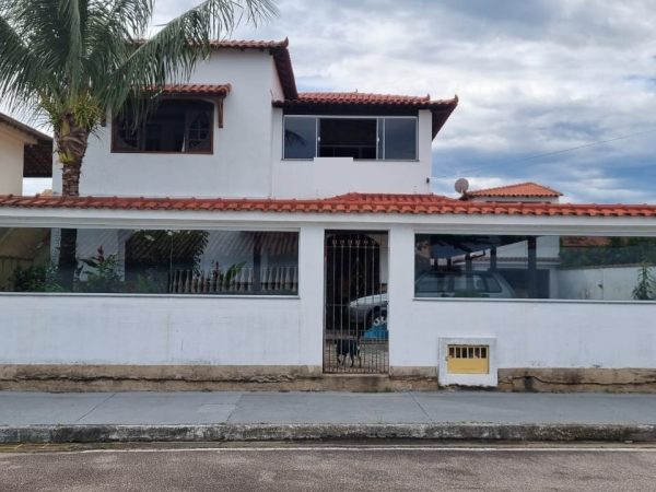 Oportunidade para investir ou residir a passos da Av Amaral Peixoto, Jardim Campomar! 2 casas mais 1 kitnet por 525 mil