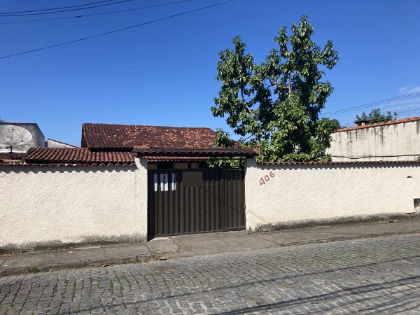 Ótima opção para uso comercial ou residencial! Casa linear quase de esquina com a Rua Bangú por 650 mil –  Centro, Rio das Ostras