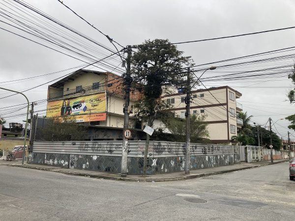 Casa linear com anexo, de esquina para aluguel comercial no Centro por 4,800 reais