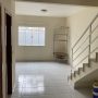 Pertinho da pista e av principal de Costa Azul! Duplex com 3 quartos (2 suítes) por 600 mil!!