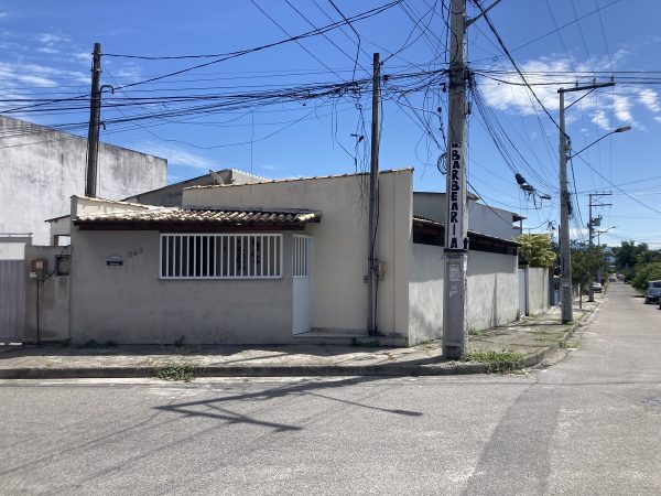 Casa térrea, de esquina, com quintal e garagem coberta por 230 mil a vista!!